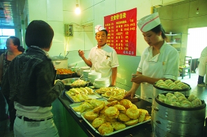 曝學校食堂供剩飯 盤點各大高校的食堂伙食（組圖）