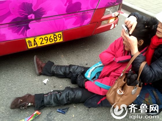 濟南一公交車電動車相撞 受傷女子倒地呻吟：這是哪(圖)