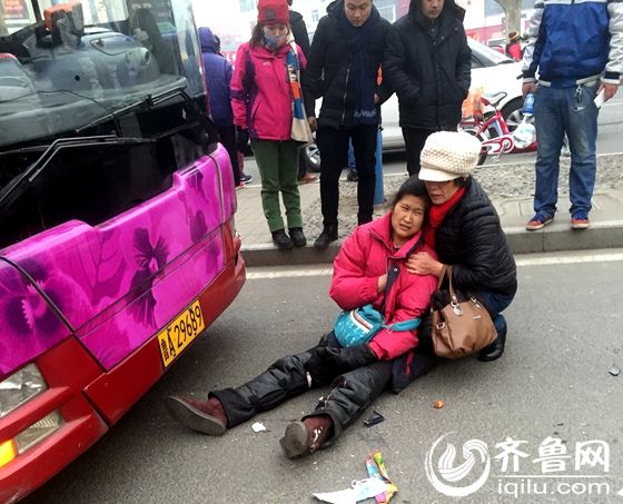濟南一公交車電動車相撞 受傷女子倒地呻吟：這是哪(圖)