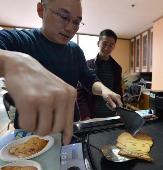 成都現3D煎餅印表機 造型各異隨意選擇“畫餅充饑”成現實（組圖）