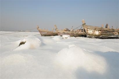 青島海灣現冰封景觀 最厚15釐米 漁船凍住(圖)