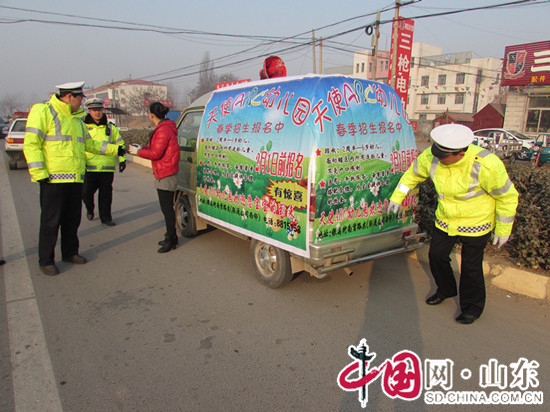 濱州陽信：招生廣告車重“症”纏身 交警查扣重罰