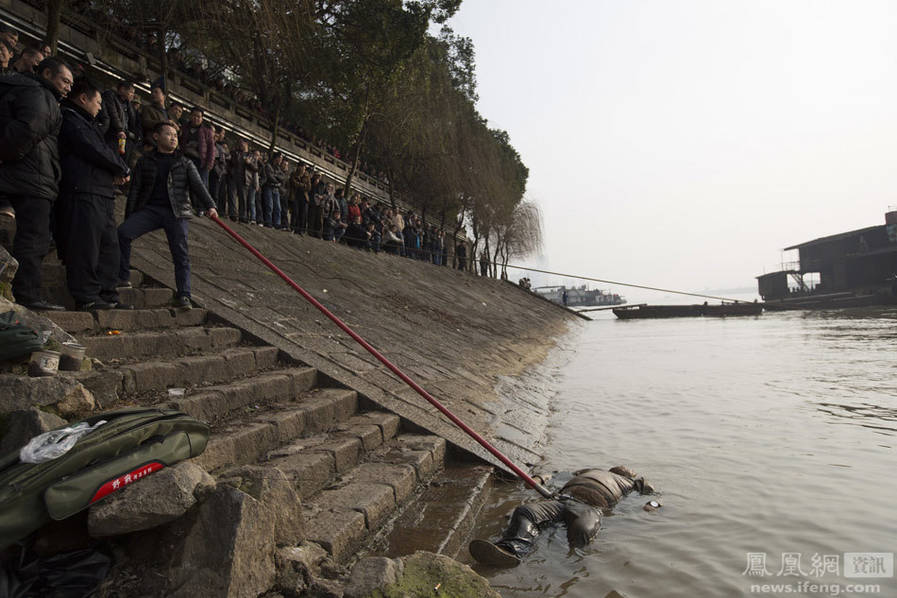 湖南大桥现浮尸市民排队围观捞尸组图