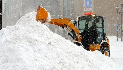 日本各地遭遇持续暴雪天气 北海道雪厚度近1米