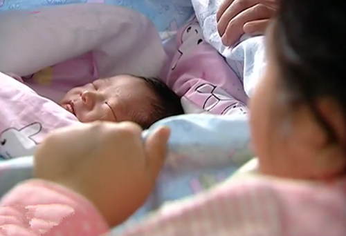 濟南：孕婦腹痛難忍家中産子 2歲女兒打120求救(圖)