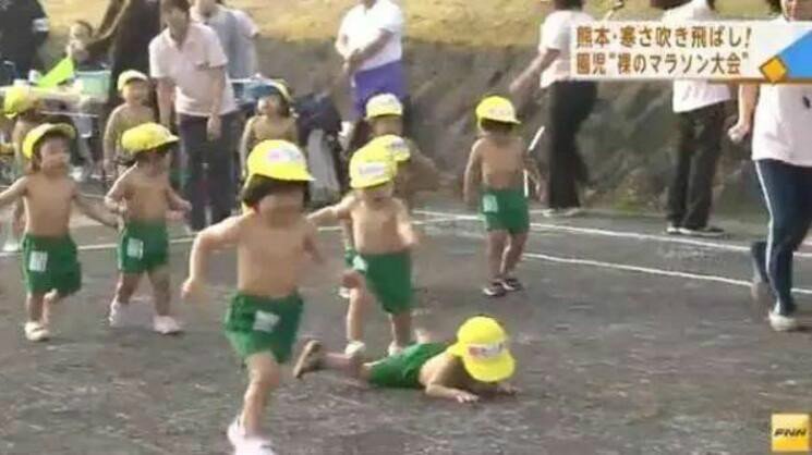 日本幼兒園冬天舉辦赤膊路跑孩子被凍哭 網友：這麼冷裸跑連孩子都不放過！