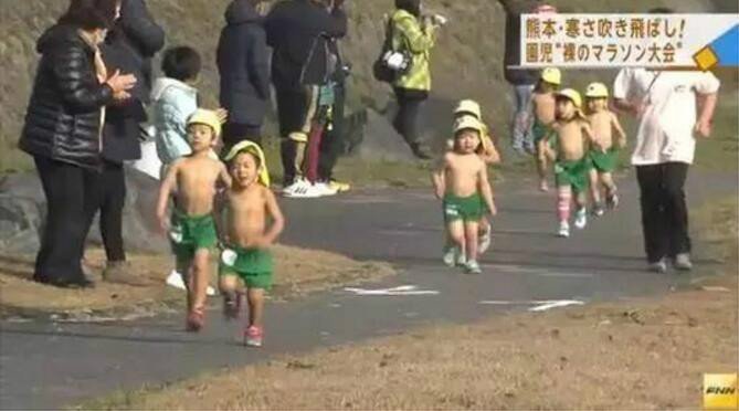 日本幼兒園冬天舉辦赤膊路跑孩子被凍哭 網友：這麼冷裸跑連孩子都不放過！