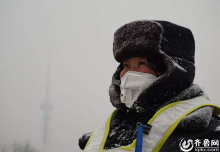 在省城經十路，交通協管員在雪中堅守。齊魯網記者 劉暢 攝