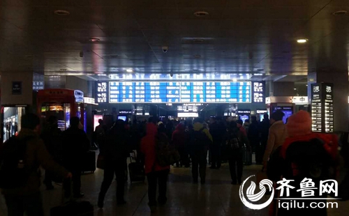 受寒潮降雪影響，部分列車晚點。濟南火車站候車室內旅客爆滿。（山東臺　趙亞楠）