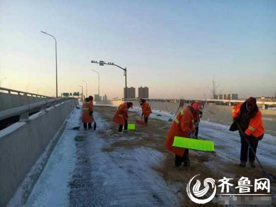 臨沂環衛集團3000名環衛工人冒嚴寒頂風雪上路清雪