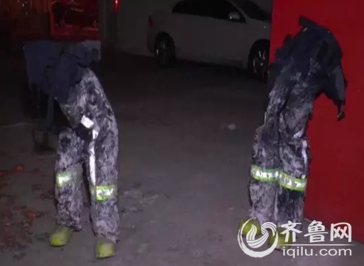 济南：消防官兵极寒夜救火 战斗服脱下后可站立(图)