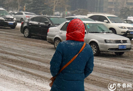 市民在雪中等車。齊魯網記者 劉暢 攝