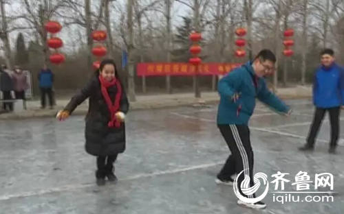 技術帝！淄博一農村辦溜冰大賽 六旬大媽玩轉冰橇(組圖)