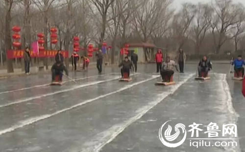 技术帝！淄博一农村办溜冰大赛 六旬大妈玩转冰橇(组图)