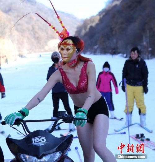 美女雪地泳裝扮美猴王 冰雪美人裸露性感美腿（圖）