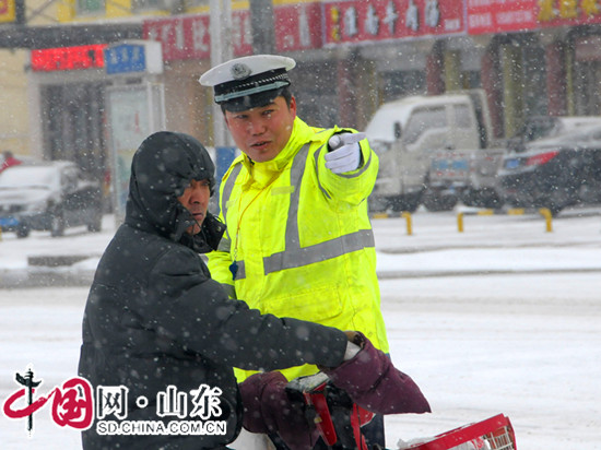 滨州沾化交警：战风雪保畅通 严寒中的温暖