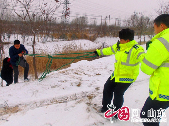 滨州沾化交警：战风雪保畅通 严寒中的温暖