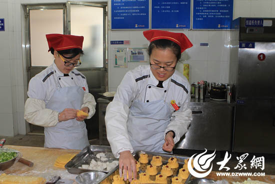 舌尖上的年味 日照港員工食堂“預熱”年夜飯(組圖)