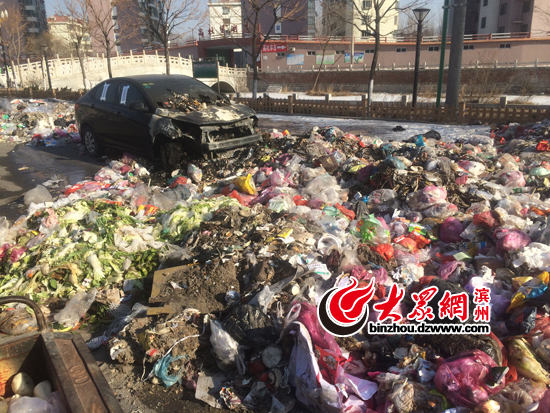 滨州某城管执法中队办公场所门口变“垃圾场” 垃圾堆内停放报废车
