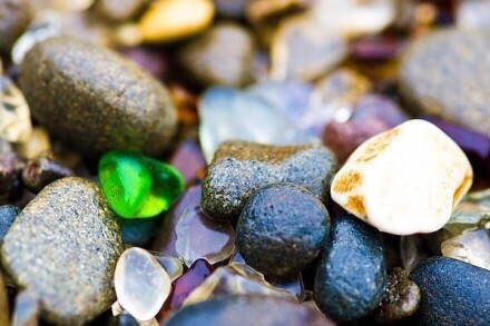 玻璃海滩 晶莹剔透宛如宝石（组图）