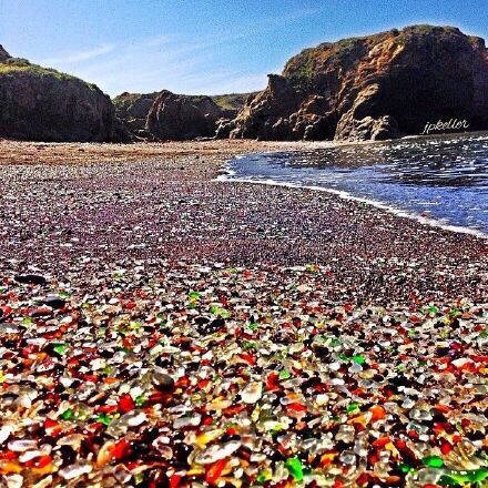 玻璃海滩 晶莹剔透宛如宝石（组图）