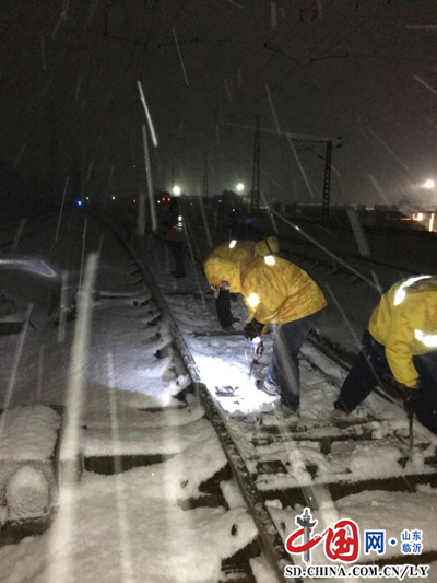 以雪為令！臨沂工務段啟動除雪應急預案確保春運列車安全平穩正點運作