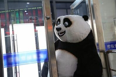 胖熊猫被自己家门卡住 网友心疼春运吉祥物(组图)
