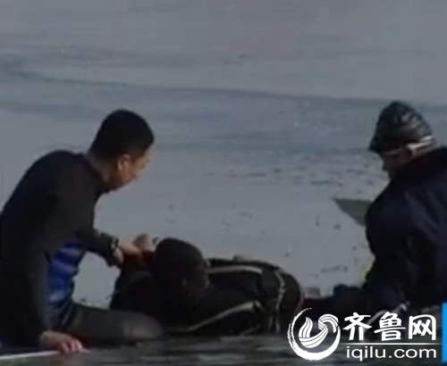 落水男孩的父親屍體被打撈上岸（視頻截圖）