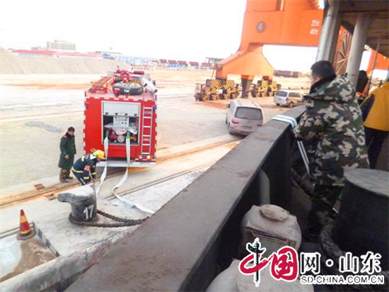 濱州：天寒地凍困輪船 北海消防急救援