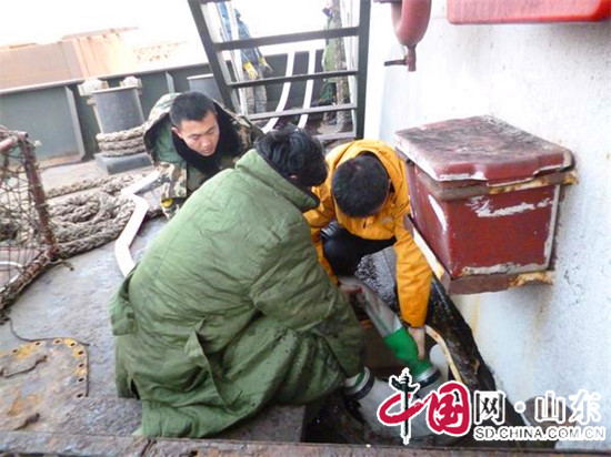 濱州：天寒地凍困輪船 北海消防急救援