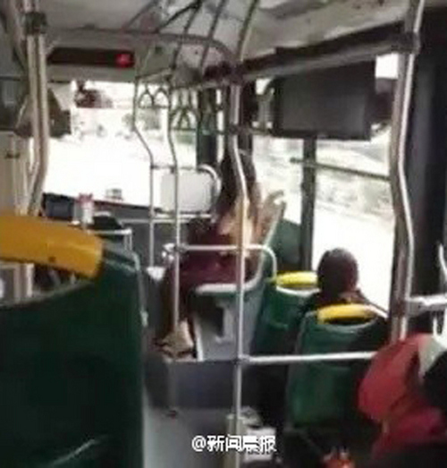 大媽為脫光女披衣 女子公交車內當眾脫衣