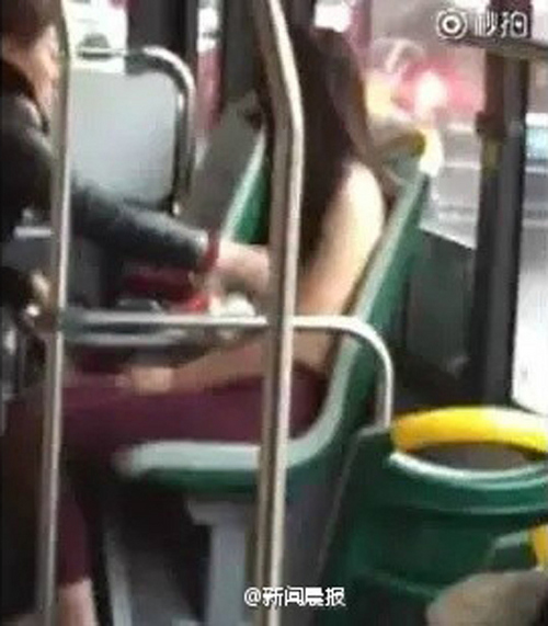 大媽為脫光女披衣 女子公交車內當眾脫衣