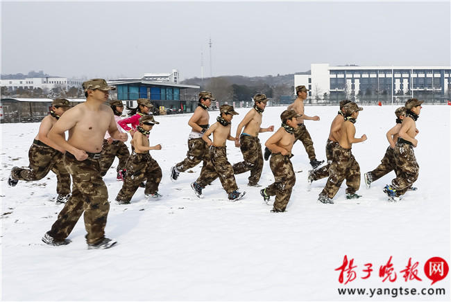 南京雪地驚現小“裸跑弟” 14個娃冷凍訓練爭當小榜樣最小僅3歲