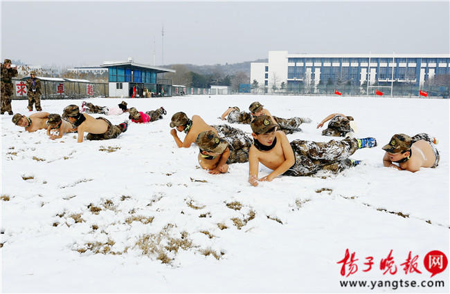 南京雪地驚現小“裸跑弟” 14個娃冷凍訓練爭當小榜樣最小僅3歲