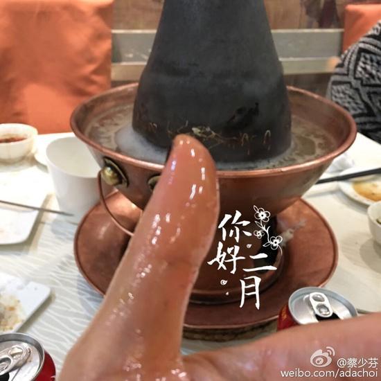 蔡少芬吃火锅被烫 拇指红肿遭网友调侃(组图)