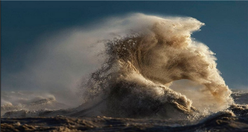 北美湖水掀巨浪場面震撼 最高達10米（組圖）