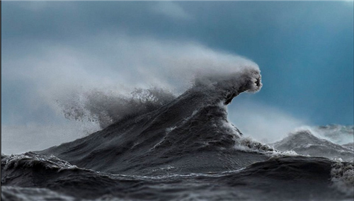 北美湖水掀巨浪场面震撼 最高达10米（组图）