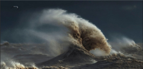 北美湖水掀巨浪場面震撼 最高達10米（組圖）
