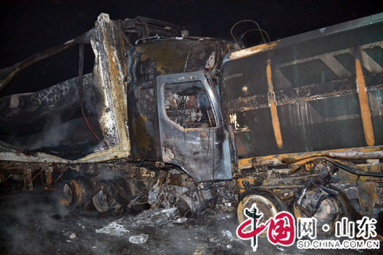 滨州阳信两货车相撞引发自燃酿惨剧