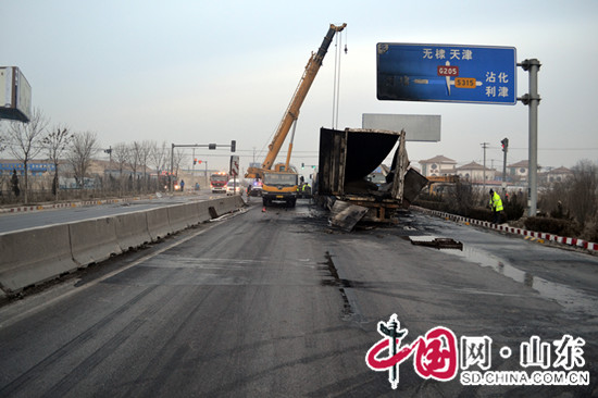 滨州阳信两货车相撞引发自燃酿惨剧