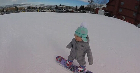 神童!美国1岁宝宝滑雪视频走红 精湛技艺令人