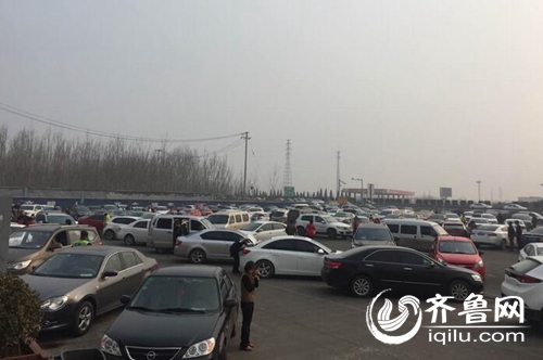 青州服務區內停滿了車輛，如同停車場一般。（山東人民廣播電臺鄉村廣播頻道 款款）