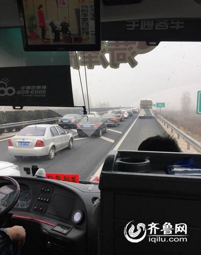 受大霧天氣影響，平陰段高速公路堵車嚴重。（山東臺 陳茜）
