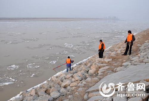 工作人員正在查看黃河融冰情況。