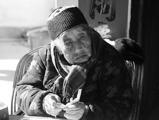 111歲老壽星五世同堂 平時閒不住清晨兩勺蜂蜜（組圖)