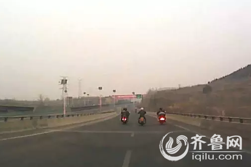 濟青高速30多輛摩托車闖高速佔道飆車