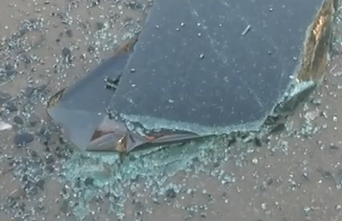 轎車玻璃損毀嚴重（視頻截圖）