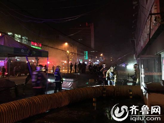 濟南山大路齊魯科技市場數位商廈發生大火 未造成人員傷亡(組圖)