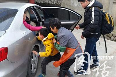 虐心！兒童與母分離哭嚎 單親媽媽打工養兩孩