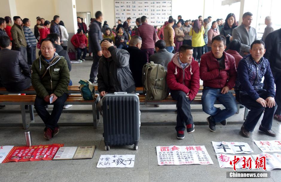 全國多地迎來招聘高峰 工人“擺攤”自薦(組圖)